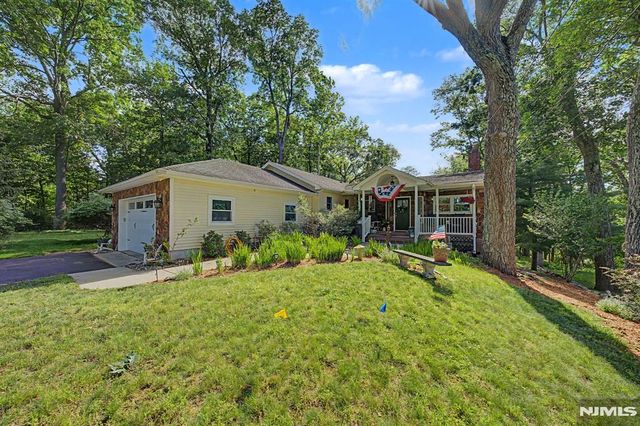 29 Minnehaha Boulevard, Oakland, NJ 07436
