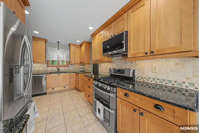 29 Minnehaha Boulevard, Oakland, NJ 07436