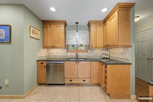 29 Minnehaha Boulevard, Oakland, NJ 07436