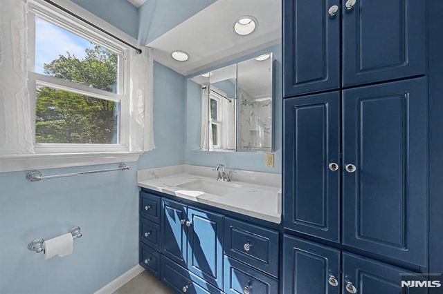 29 Minnehaha Boulevard, Oakland, NJ 07436