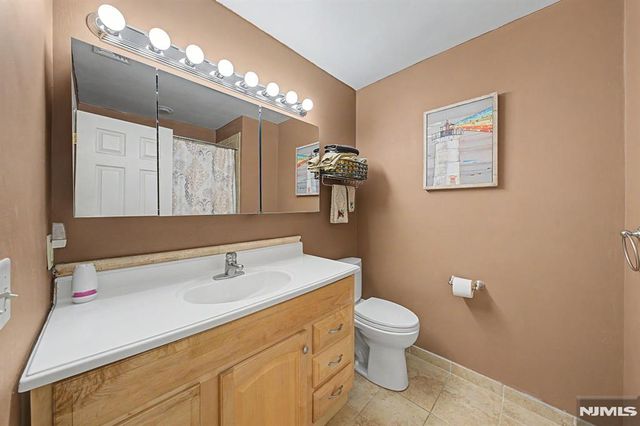 29 Minnehaha Boulevard, Oakland, NJ 07436