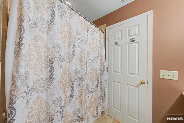 29 Minnehaha Boulevard, Oakland, NJ 07436