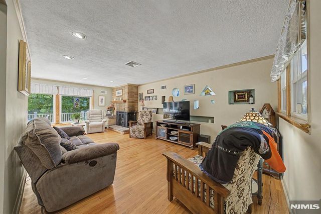 29 Minnehaha Boulevard, Oakland, NJ 07436