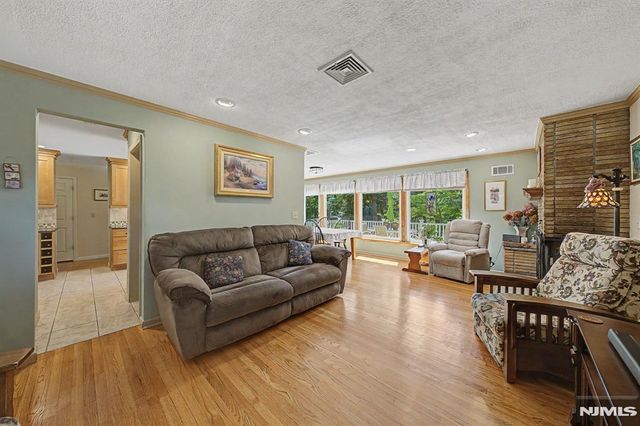 29 Minnehaha Boulevard, Oakland, NJ 07436