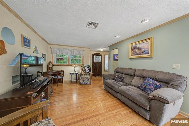 29 Minnehaha Boulevard, Oakland, NJ 07436