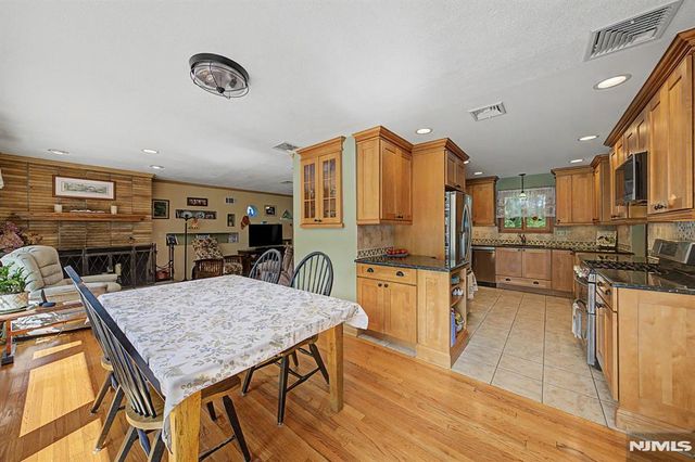 29 Minnehaha Boulevard, Oakland, NJ 07436