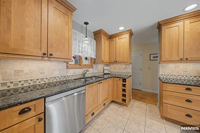 29 Minnehaha Boulevard, Oakland, NJ 07436