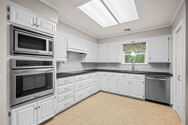 315 E Fannin Street, La Grange, TX 78945