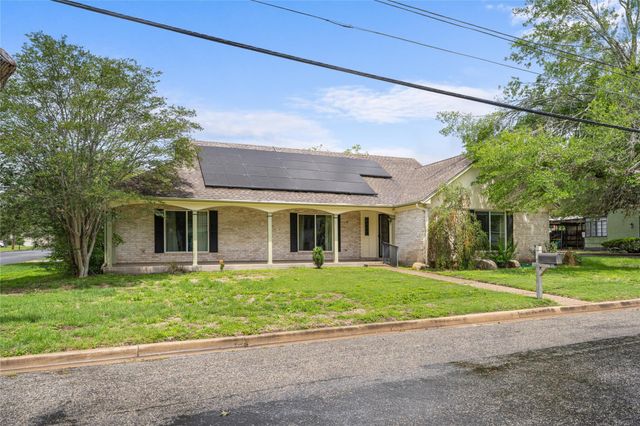 315 E Fannin Street, La Grange, TX 78945