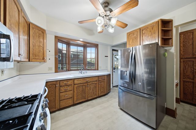 806 E CENTRAL PARK Avenue, Davenport, IA 52803
