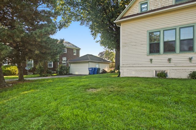 806 E CENTRAL PARK Avenue, Davenport, IA 52803