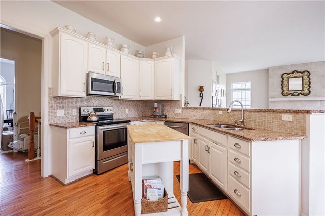 11 Charissa Run, Henrietta, NY 14623