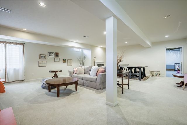 11 Charissa Run, Henrietta, NY 14623