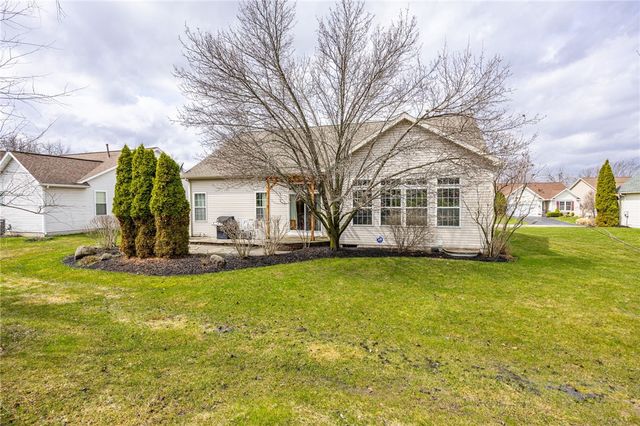 11 Charissa Run, Henrietta, NY 14623