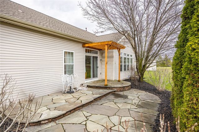 11 Charissa Run, Henrietta, NY 14623