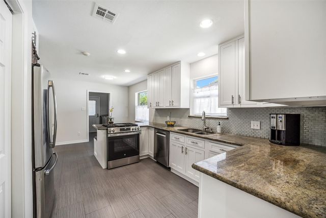 6215 Queensloch Drive, Houston, TX 77096