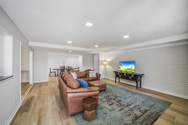 6215 Queensloch Drive, Houston, TX 77096