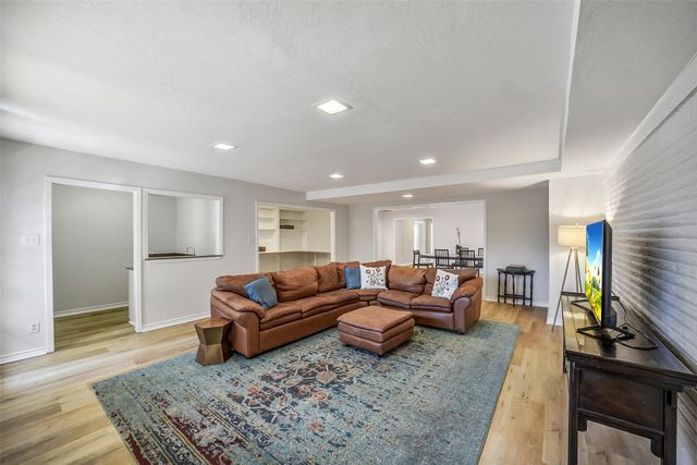 6215 Queensloch Drive, Houston, TX 77096