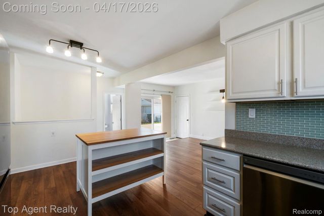 1973 Alexander Drive, Troy, MI 48083