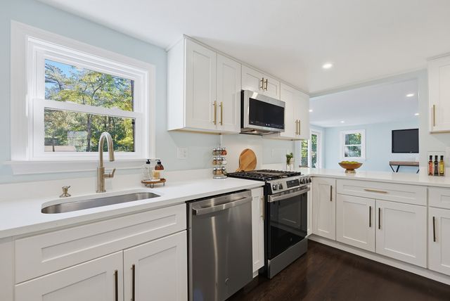 127 Crescent Pl, Hanson, MA 02341