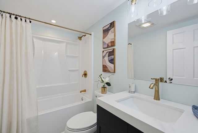 127 Crescent Pl, Hanson, MA 02341