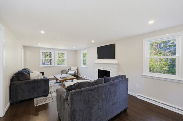 127 Crescent Pl, Hanson, MA 02341