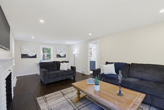 127 Crescent Pl, Hanson, MA 02341