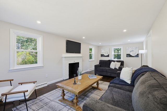 127 Crescent Pl, Hanson, MA 02341