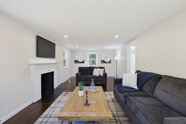 127 Crescent Pl, Hanson, MA 02341