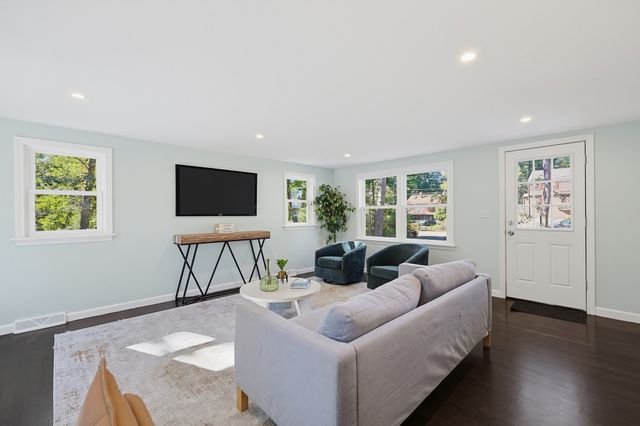 127 Crescent Pl, Hanson, MA 02341
