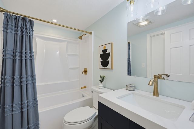 127 Crescent Pl, Hanson, MA 02341