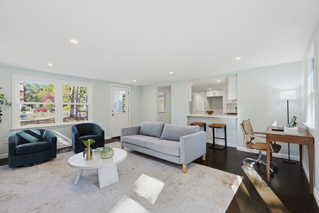 127 Crescent Pl, Hanson, MA 02341