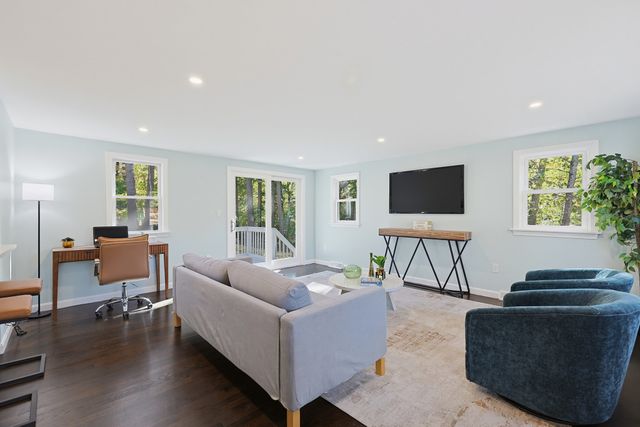 127 Crescent Pl, Hanson, MA 02341