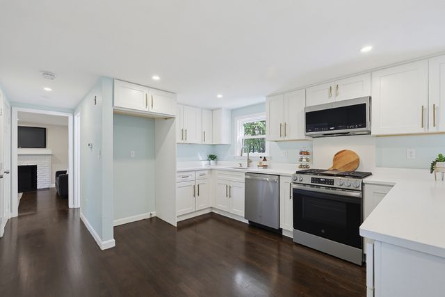 127 Crescent Pl, Hanson, MA 02341