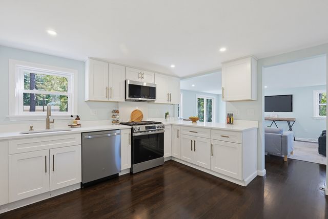 127 Crescent Pl, Hanson, MA 02341