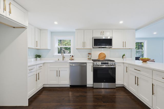 127 Crescent Pl, Hanson, MA 02341
