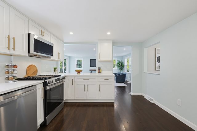127 Crescent Pl, Hanson, MA 02341