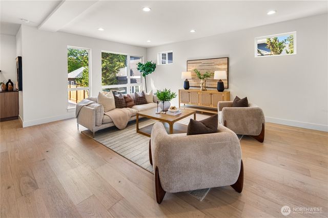 613 18th Avenue E, Seattle, WA 98112