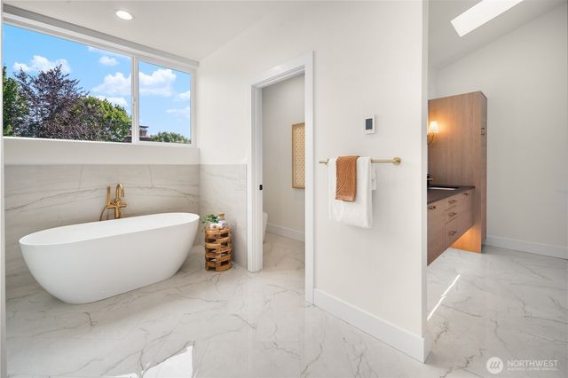 613 18th Avenue E, Seattle, WA 98112