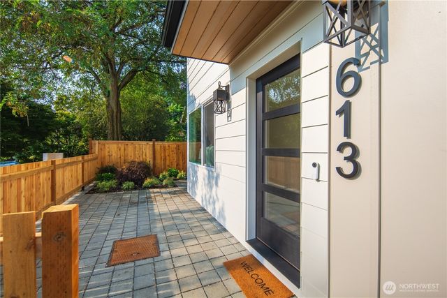 613 18th Avenue E, Seattle, WA 98112