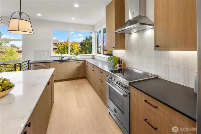 613 18th Avenue E, Seattle, WA 98112