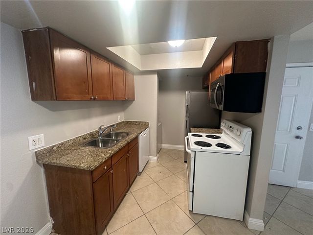 4200 VALLEY VIEW Boulevard 1051, Las Vegas, NV 89103