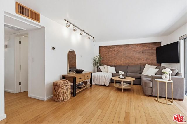 970 Palm Avenue 101, West Hollywood, CA 90069