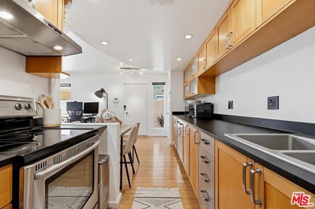970 Palm Avenue 101, West Hollywood, CA 90069