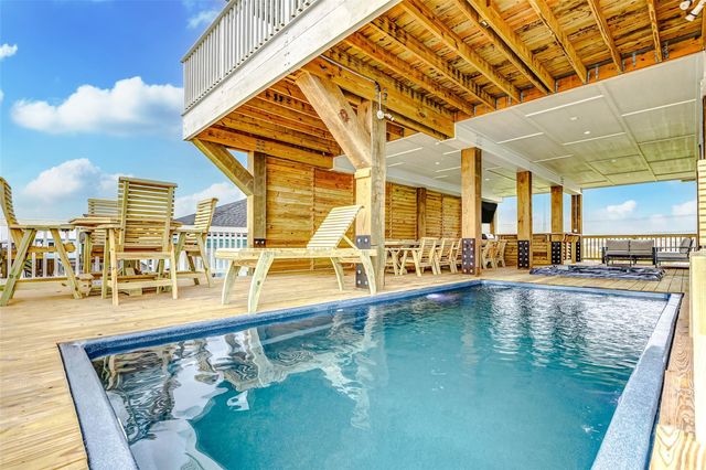 1395 Keith Avenue, Gilchrist, TX 77617