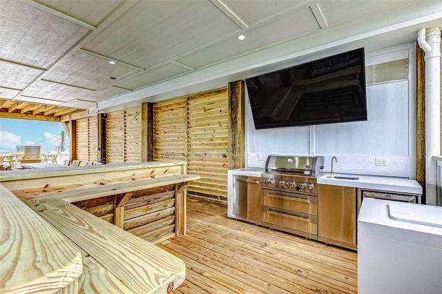 1395 Keith Avenue, Gilchrist, TX 77617