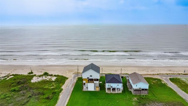 1395 Keith Avenue, Gilchrist, TX 77617