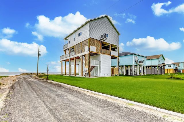 1395 Keith Avenue, Gilchrist, TX 77617