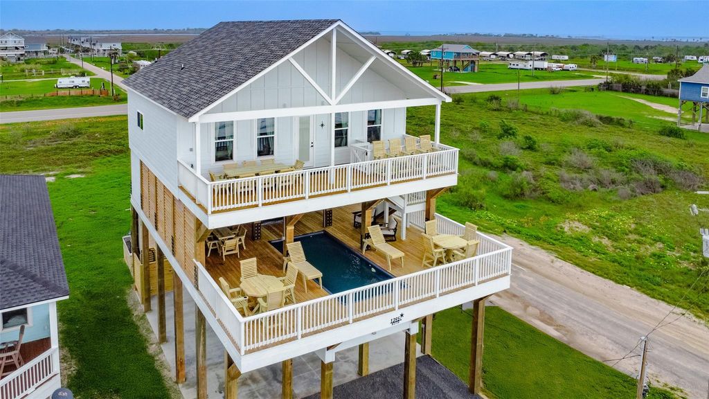 1395 Keith Avenue, Gilchrist, TX 77617
