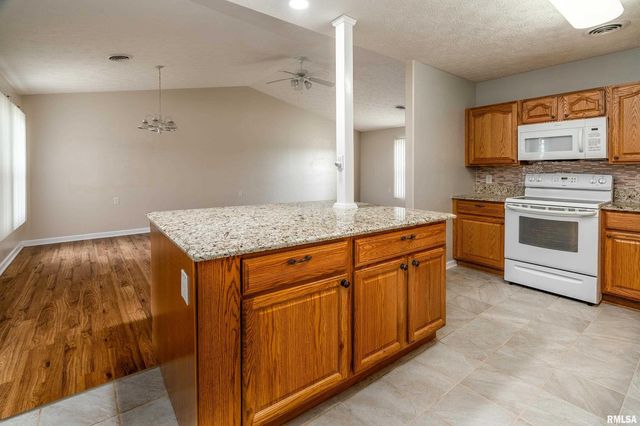 1500 APACHE Drive, Marion, IL 62959